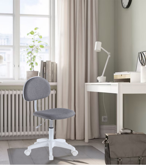 Comodidad juvenil con la silla de escritorio Suerte