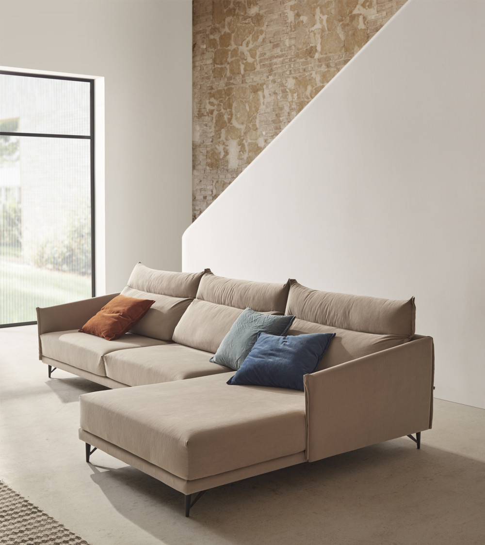 Sofá LINE con pata alta, diseño minimalista y confort superior