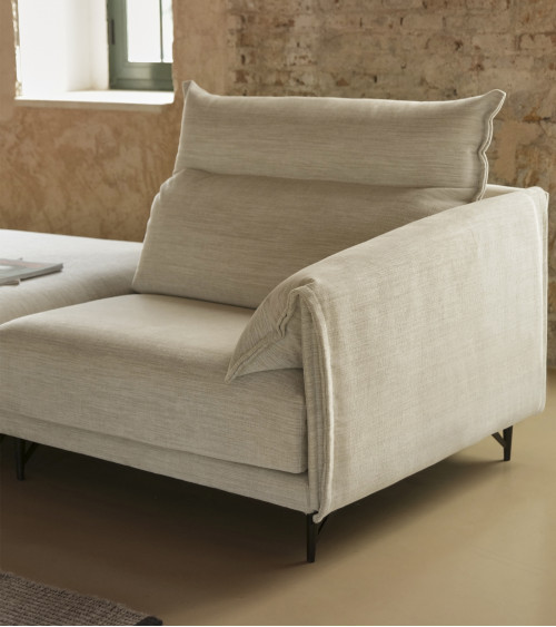 Sofá LINE con pata alta, diseño minimalista y confort superior